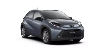 frente del Toyota Aygo x Cross Play color gris 2025