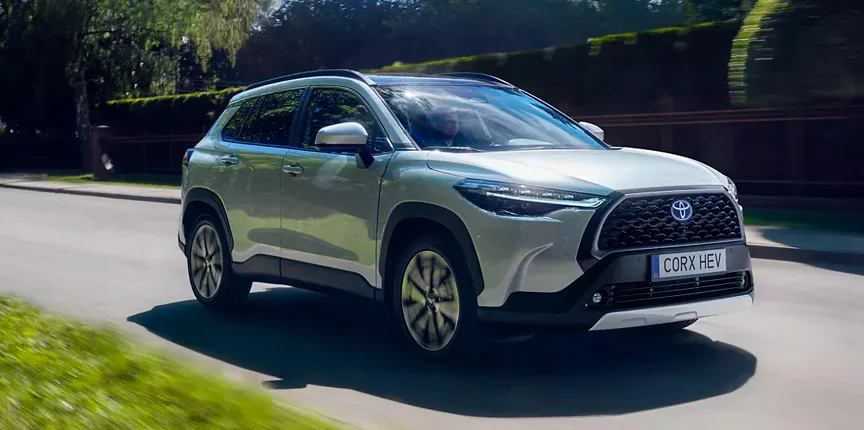 imagen del toyota aygo x cross en la calle