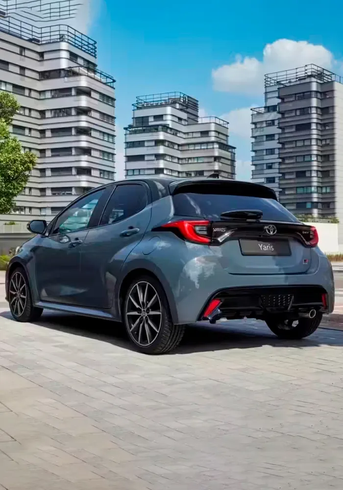 vista trasera del aygo x cross en la ciudad